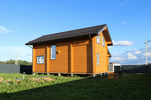 Карцево: шлифовка и покраска дома из клеёного бруса для «Нордвуд» — защита Tikkurila Pinja W-Oil (5070) и акценты RAL 7024