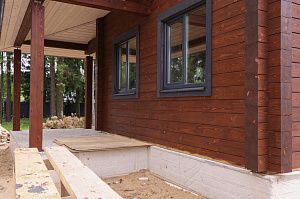 Комплекс работ по покраске деревянного дома с балками на террасе и стобами