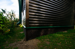 одноэтажная баняокно с наличниками