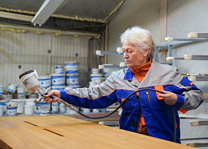 Эксклюзивное лакирование подоконника-столешницы из ясеня: блеск 'Магма' для дома в Петровские Сады