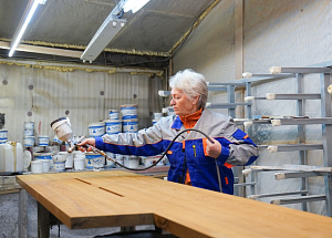 Эксклюзивное лакирование подоконника-столешницы из ясеня: блеск 'Магма' для дома в Петровские Сады