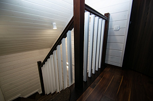 межэтажная лестница из лиственницы 12