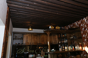 Домашний бар, в который хочется приглашать: как грамотная отделка потолка превратила обычное помещение в место для изысканных вечеров