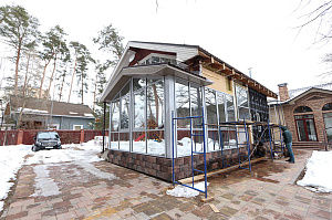 Бревенчатый дом больше не нуждается в ремонте каждые 5 лет: как вентилируемый фасад и цоколь White Hills решили проблему навсегда