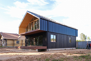 Не просто обшивка, а архитектурное высказывание: вертикальный планкен, идеальные зазоры и мембрана для долгой жизни дома