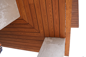 Холодная монументальность камня и живое тепло дерева — идеальный дуэт для фасада, который не оставит равнодушным