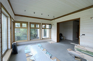 Шепот дерева: Завершенные работы по отделке стен и потолков в Кармолино