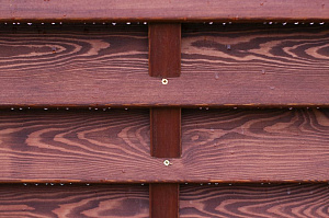 Элегантный забор из планкена и кирпича на Прохладном озере