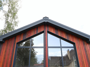 Поместье «Алексеевское»: фасад из термососны в четырех цветах — смелое решение для взыскательных владельцев

