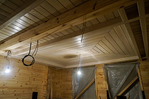 Отделка планкеном потолка