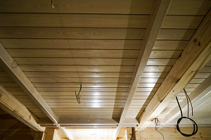 Потолок в доме из планкена лиственница