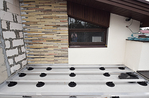 Инженерное совершенство: регулируемые опоры, алюминиевые лаги и термоясень для вашей кровли