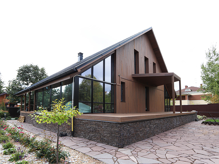 Скрытый крепёж САМО, цеховая покраска и масло Renner: почему термоясень — лучший выбор для статусного дома в Ленинградской области