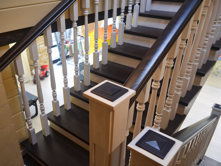 Темный шоколад и белоснежная классика: двухцветная лестница, объединившая пространство дома