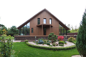 Скрытый крепёж САМО, цеховая покраска и масло Renner: почему термоясень — лучший выбор для статусного дома в Ленинградской области