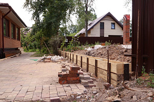 Элегантный забор из планкена и кирпича на Прохладном озере