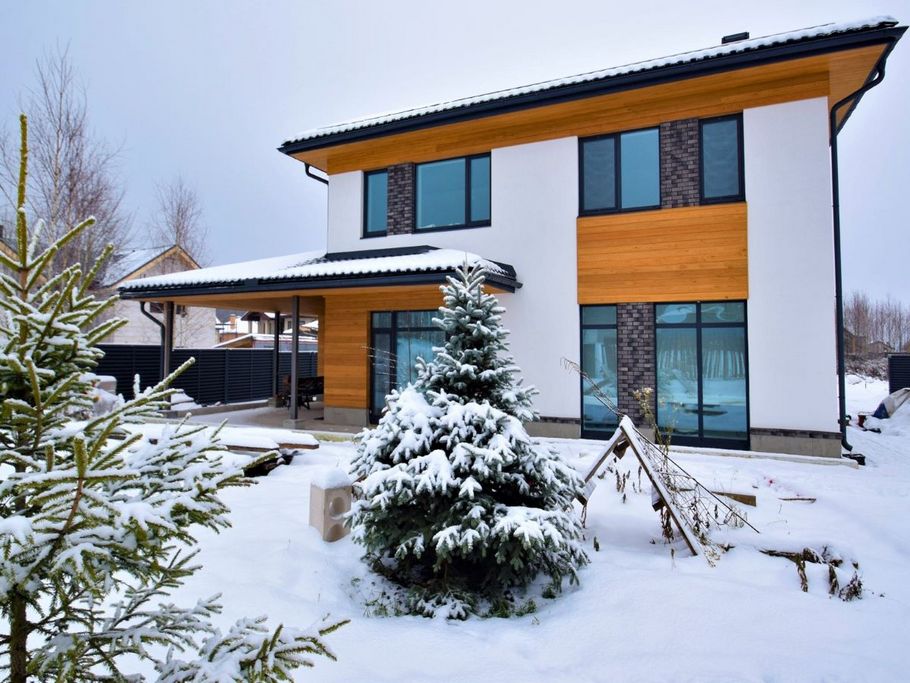 Современный комбинированный фасад: преображение коттеджа под Санкт-Петербургом