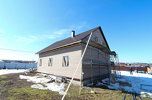 Не просто обшивка, а комплексное решение: вентилируемый фасад, индивидуальный водосток и единый стиль — дом, который будет служить десятилетиями