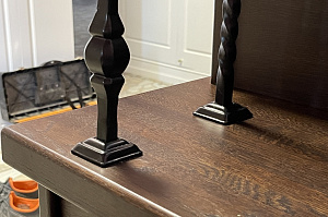 Забежные ступени, кованые балясины и ясень: история одной лестницы, рожденной в содружестве с клиентом