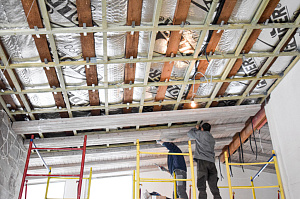 прямой планкен на потолке фото