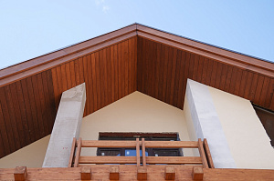 Холодная монументальность камня и живое тепло дерева — идеальный дуэт для фасада, который не оставит равнодушным