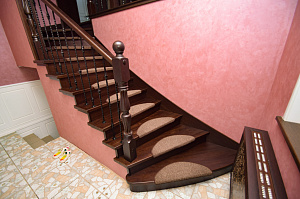 Забежные ступени, кованые балясины и ясень: история одной лестницы, рожденной в содружестве с клиентом