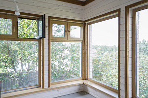 Шепот дерева: Завершенные работы по отделке стен и потолков в Кармолино