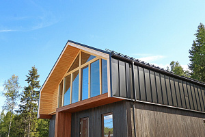 Не просто обшивка, а архитектурное высказывание: вертикальный планкен, идеальные зазоры и мембрана для долгой жизни дома