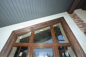 Фасад в стиле Шале: Изысканный коттедж в Новом Щеглово от Лесобиржи-Спб