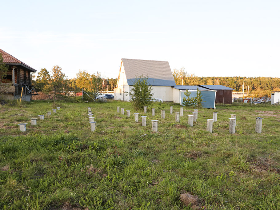 Надежный свайный фундамент с обвязкой для будущего дома в Тай-Лэнд