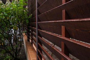 Элегантный забор из планкена и кирпича на Прохладном озере