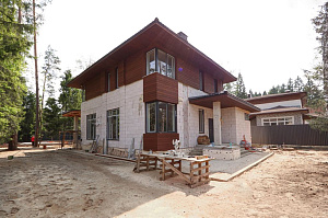 Лиственница + термолиственница + покраска Renner в цехе: почему эта комбинация делает фасад неуязвимым к влаге и времени