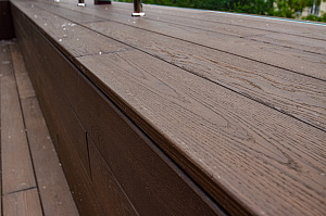 Инженерное совершенство: алюминиевые лаги, термоясень и скрытый крепеж в проекте для банка