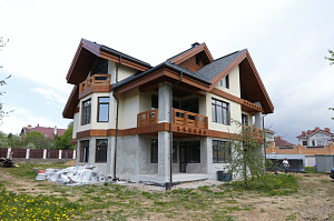 Холодная монументальность камня и живое тепло дерева — идеальный дуэт для фасада, который не оставит равнодушным