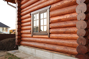 Шестифакторная защита и идеальная гладкость: премиальная покраска бревенчатого дома от ЛесоБиржи - СПб