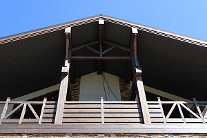 Фасад в стиле Шале: Изысканный коттедж в Новом Щеглово от Лесобиржи-Спб