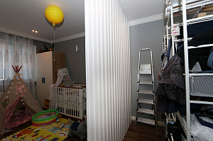 Элегантное зонирование: реечные перегородки из дуба в Кюмлено