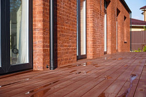 Гармония стиля и функциональности: гараж и терраса из лиственницы в Низово