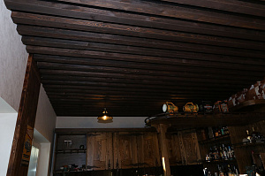 Домашний бар, в который хочется приглашать: как грамотная отделка потолка превратила обычное помещение в место для изысканных вечеров