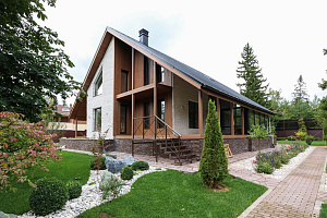 Скрытый крепёж САМО, цеховая покраска и масло Renner: почему термоясень — лучший выбор для статусного дома в Ленинградской области