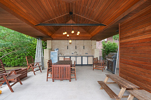 Скрытый крепёж, цеховая покраска и сибирская лиственница: почему этот проект в Мысе Удальцово не требует внимания уже 4 года