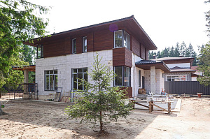 Лиственница + термолиственница + покраска Renner в цехе: почему эта комбинация делает фасад неуязвимым к влаге и времени