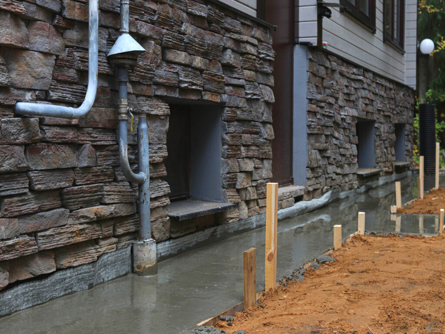 Спасение фундамента и цокольного этажа брусового дома: операция без права на ошибку