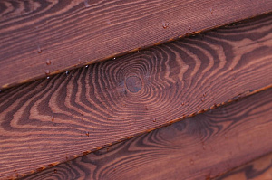 Элегантный забор из планкена и кирпича на Прохладном озере