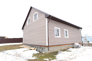 Не просто обшивка, а комплексное решение: вентилируемый фасад, индивидуальный водосток и единый стиль — дом, который будет служить десятилетиями