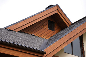 Холодная монументальность камня и живое тепло дерева — идеальный дуэт для фасада, который не оставит равнодушным