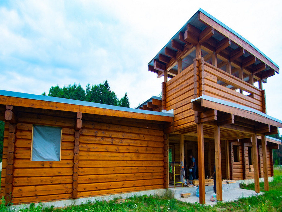 От шлифовки до финишного блеска: 10 дней работы, 10 лет защиты — покраска бруса от Лесобиржи-Спб