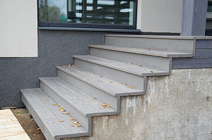 Изысканная терраса из сибирской лиственницы в Солнечной Долине