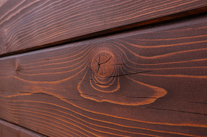 Комплекс работ по покраске деревянного дома с балками на террасе и стобами