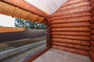 Шестифакторная защита и идеальная гладкость: премиальная покраска бревенчатого дома от ЛесоБиржи - СПб